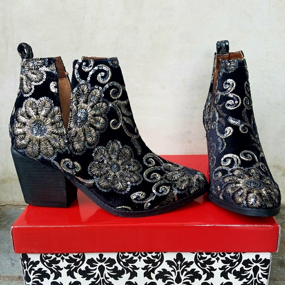 Fabulous Detailed Naughty Monkey Booties - Picture 3 of 7